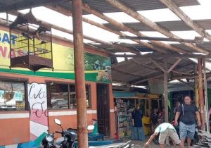 Video Detik-Detik Angin Puting Beliung Terjang Warung Bakso di Malang