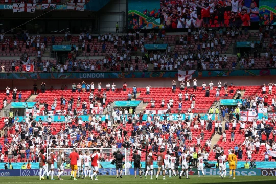 Insiden Fans Terjatuh Dari Tribun Saat Pertandingan Inggris vs Kroasia