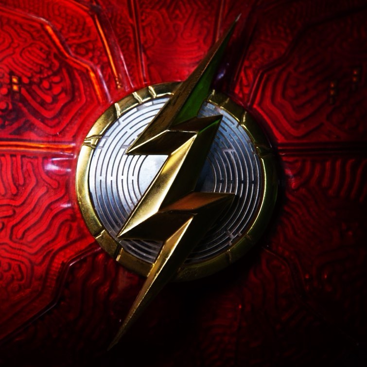 Sutradara Andy Muschietti Memamerkan Bagian Kostum The Flash