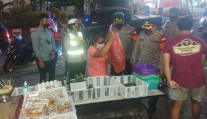 Kisah Unik, Kapolres Gianyar Borong Nasi Jinggo Pedagang Saat Tertibkan Pelaksanaan PPKMD