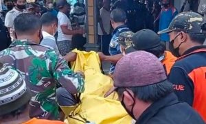Setelah 7 Jam, Petugas Berhasil Evakuasi Tukang Servis yang Tercebur Sumur di Kutorejo