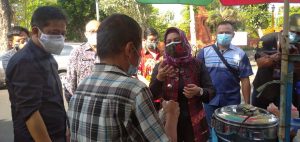 Pemkot Mojokerto dan Forum CSR Bagikan 1.000 Paket Sembako Untuk PKL dan UMKM