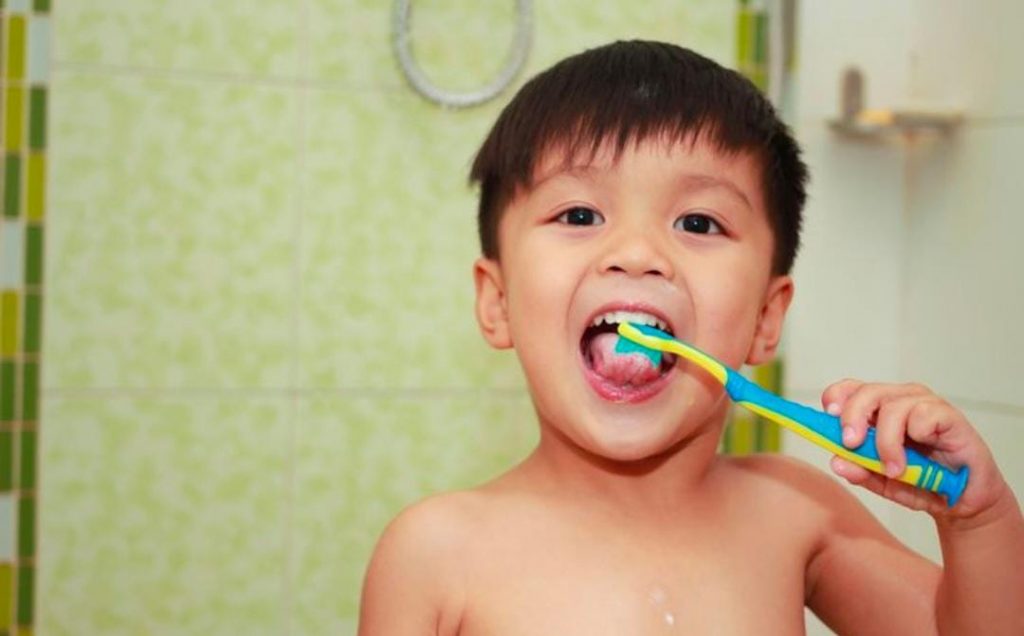 Simak! Ini 5 Tips Mengajari Anak Menyikat Gigi