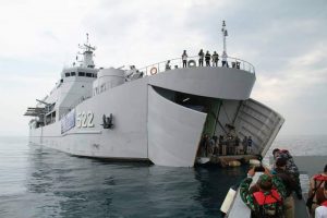 Warga Kepulauan Seribu Vaksin Covid-19 Diatas Kapal Perang KRI Teluk Youtefa 522