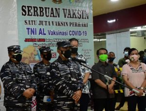 TNI AL Vaksin Ribuan Pelaku Usaha di Mall Mangga Dua Square Jakarta Utara