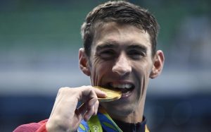 Asal Usul Sejarah Atlet Lakukan Tradisi Gigit Medali