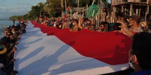 Pembentangan Bendera Raksasa Wujud Bhinneka Tunggal Ika Terjaga di Nabire