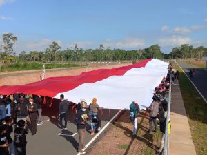Pembagian Nasi Bungkus Hingga Pembentangan Merah Putih Warnai HUT RI di Meraoke