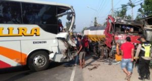 Tabrakan Bus Mira vs Truk di Jombang Sopir Terjepit di dalam Kabin