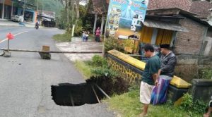 Dua Hari Diguyur Hujan Jalan Nasional Malang Lumajang Ambles