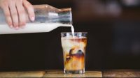 Minum Kopi Dicampur Susu Kedelai Bisa Bikin Awet Muda? Ini Faktanya