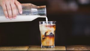 Minum Kopi Dicampur Susu Kedelai Bisa Bikin Awet Muda? Ini Faktanya