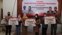 Kapolres Metro Jakarta Utara Serahkan Bantuan Tunai ke PKL dan Warung