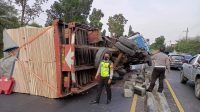 Truk Container Terguling Jalur Malang Surabaya Alami Kemacetan