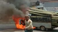 Pick Up Muatan Bambu Terbakar di Malang