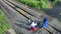 Viral Seorang Ibu Sedang Membonceng Kedua Anaknya Nyaris Ketabrak Kereta Api Sri Tanjung