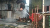 Gudang Pabrik Karet Ludes Terbakar, Kerugian Mencapai 500 Juta Rupiah