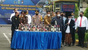 Puluhan Ribu Botol Miras dan Narkoba Dimusnahkan Jelang Akhir Tahun di Polres Malang