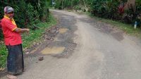 Jalan Desa Sukodono Dampit Rusak Parah, Warga Berharap Pemerintah Segera Turun Tangan