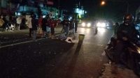 Pengendara Honda Beat Berboncengan Tabrak Truk Box di Bululawang