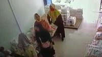 Viral di Sosmed! Komplotan Emak-Emak Curi Beras Karung Dengan Dikempit di Selangkangan
