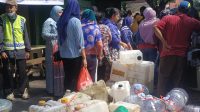 Giat Operasi Minyak Goreng Curah di 4 Pasar Kota Malang, Sempat Diwarnai Emak-Emak Ngamuk