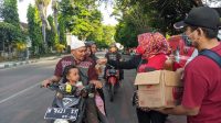 Turun Jalan, Kader Banteng Kanigaran Kota Probolinggo Sebar Ratusan Takjil