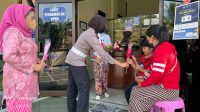 Peringati Hari Kartini, Anggota Satlantas Polres Batu Memakai Kebaya dalam Pelayanan di KB Samsat Batu