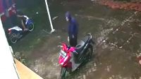 Viral Dimedsos… Pelaku Curanmor Memakai Jaket Jamper Biru Sikat Motor di Dua TKP Berbeda Terekam CCTV