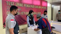 Satnarkoba Polres Batu Lakukan Tes Urine ke Puluhan Sopir Bus dan Angkot