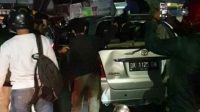Diduga Mesum Dalam Mobil Innova, Polisi Datang Langsung Tancap Gas