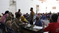 Polres Probolinggo Kota Kawal Penyaluran Bantuan Tunai untuk Ratusan PKL dan Nelayan