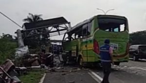 Bus Wisata Kecelakaan di Tol Sumo 12 Orang Meninggal