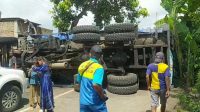 Dump Truk Muatan Pasir Alami Rem Blong Tabrak 9 Rumah, 3 Mobil dan 2 Motor di Pasrepan