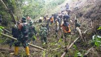 Sinergitas TNI, Polri Pembersihan Material Tanah Longsor Rumpun bambu Curah Krecek