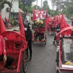 Naiki Becak, Puluhan Bacaleg Banteng Kota Probolinggo Daftarkan Diri ke KPU