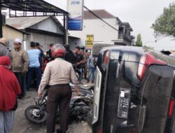 Respon Cepat Polisi, Tangani Laka Lantas Mobil Tabrak 2 Pemotor di Bululawang Malang