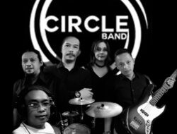 Penampilan Perdana Circle Band Hipnotis Pengunjung The Plane Cafe