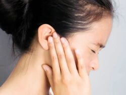 Jangan Diteruskan, 5 Kebiasaan Ini Bisa Merusak Telinga Anda