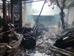 Kebakaran Gudang Toko Bangunan di Mojokerto Hanguskan Satu Mobil
