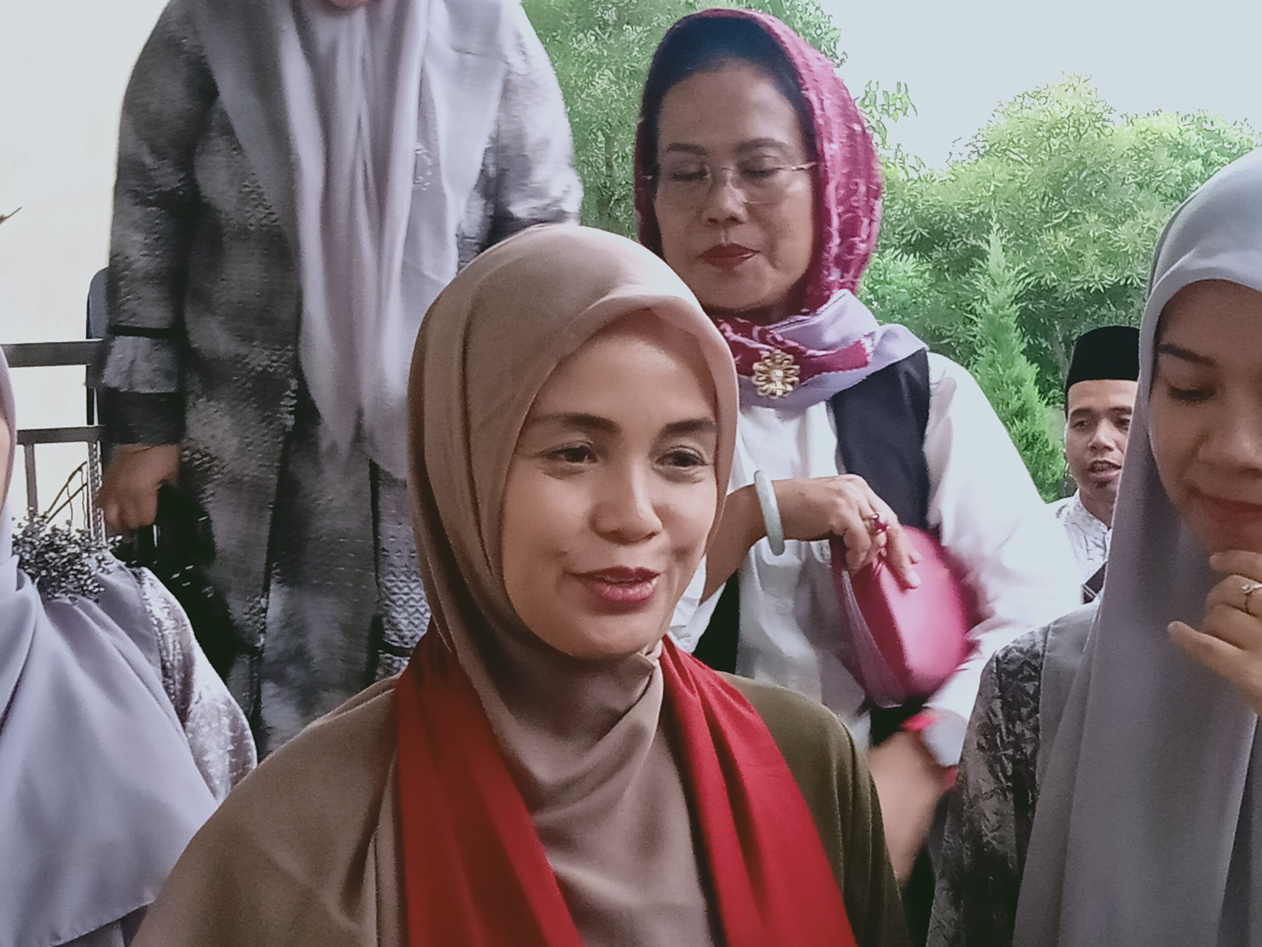 Siti Atikoh saat dalam Safari politiknya di Pesantren Darun Najah Malang