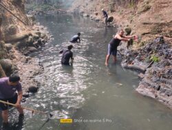 LSM Penjara Indonesia Malang Peringati HUT RI ke-79, Ajak Warga Ngamarto Bersihkan Sungai Dan Tebar Bibit Ikan