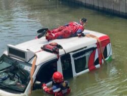 Hindari Motor, Angkutan Wira Wiri Suroboyo Terjun ke Sungai Gunung Anyar